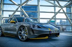 LOL决赛-霍勒迪如鹰隼突袭，辽宁以节奏驯服赛场