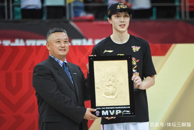 球员交易市场高价签约引热议