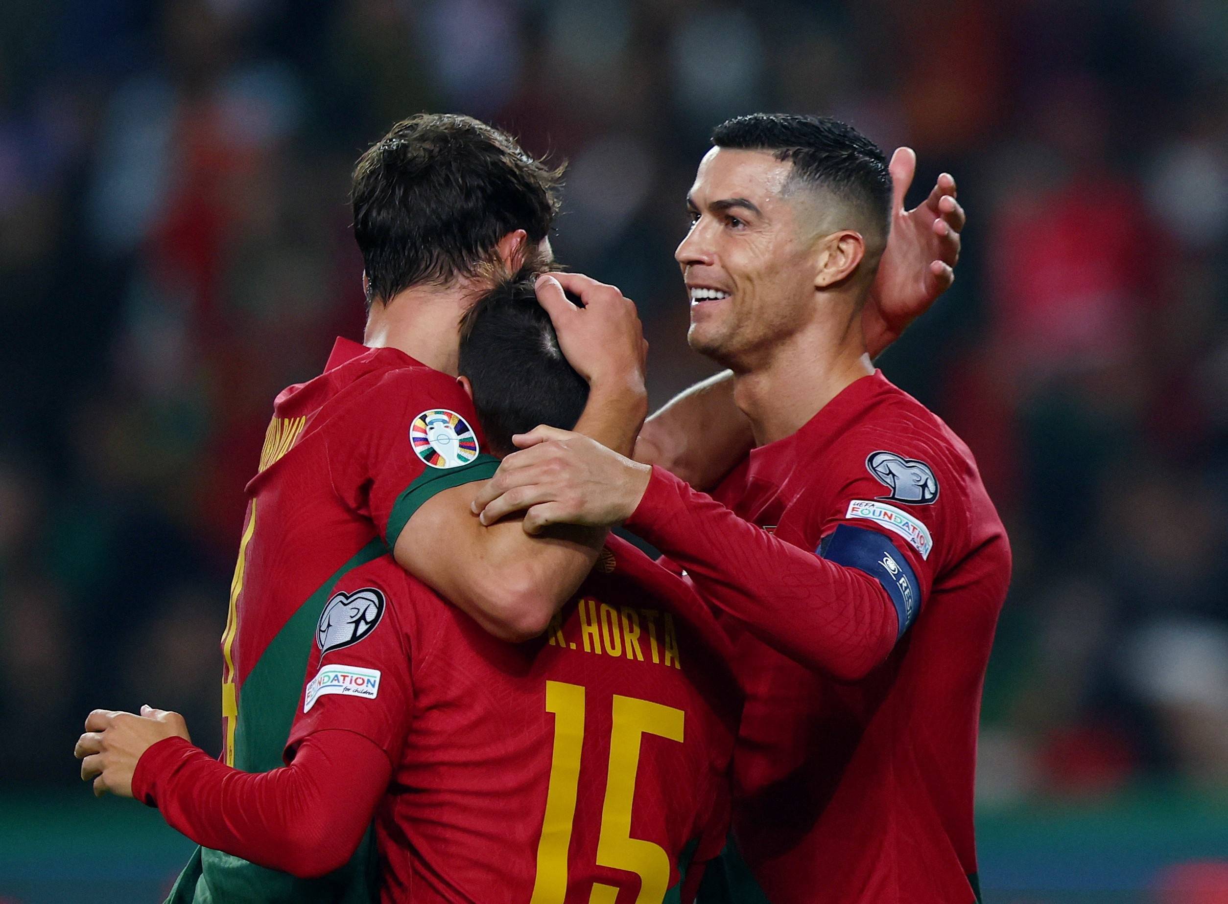 包含葡萄牙队在比赛中斩获胜利，展现实力的词条