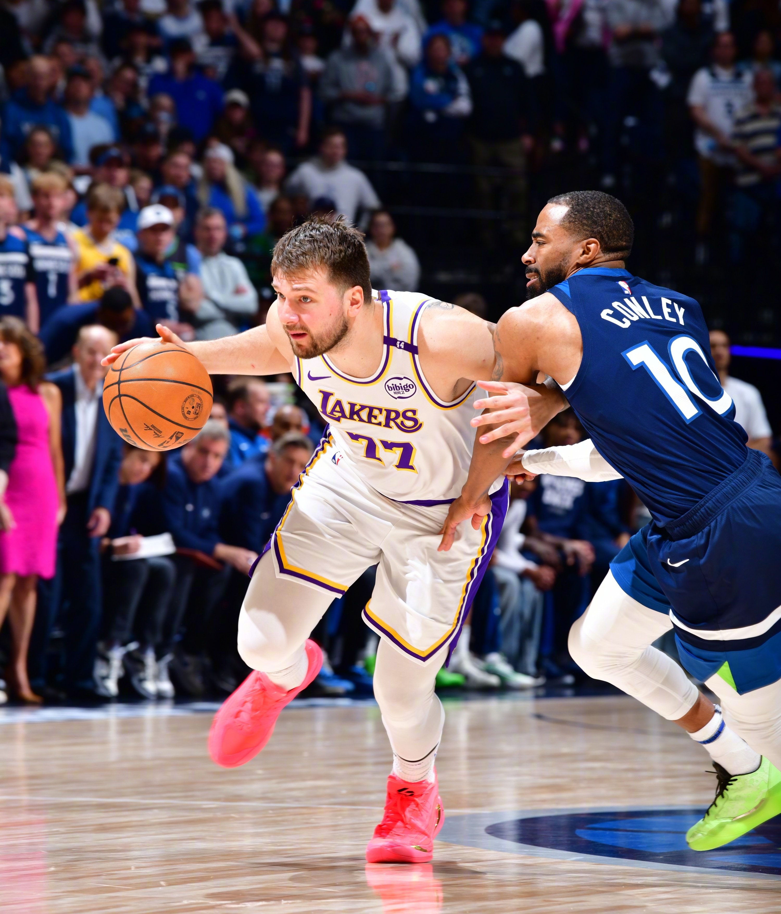 狼队主场力克对手，全取三分