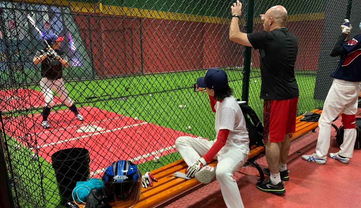 关于棒球场外新闻不断,话题热度爆表的信息 关于棒球场外新闻不断,话题热度爆表的信息