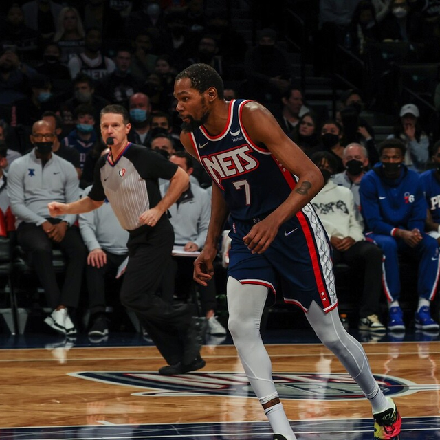 青岛队逆转篮网，浓眉哥扛起全队