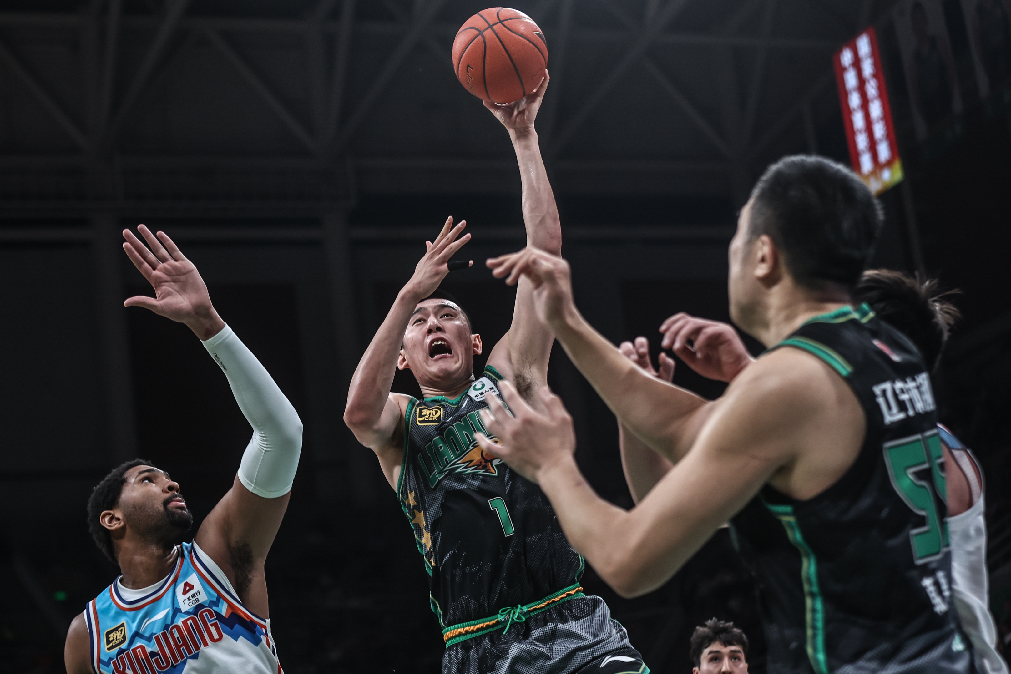 新疆队轻松战胜对手,全队精神饱满 新疆队轻松战胜对手,全队精神饱满