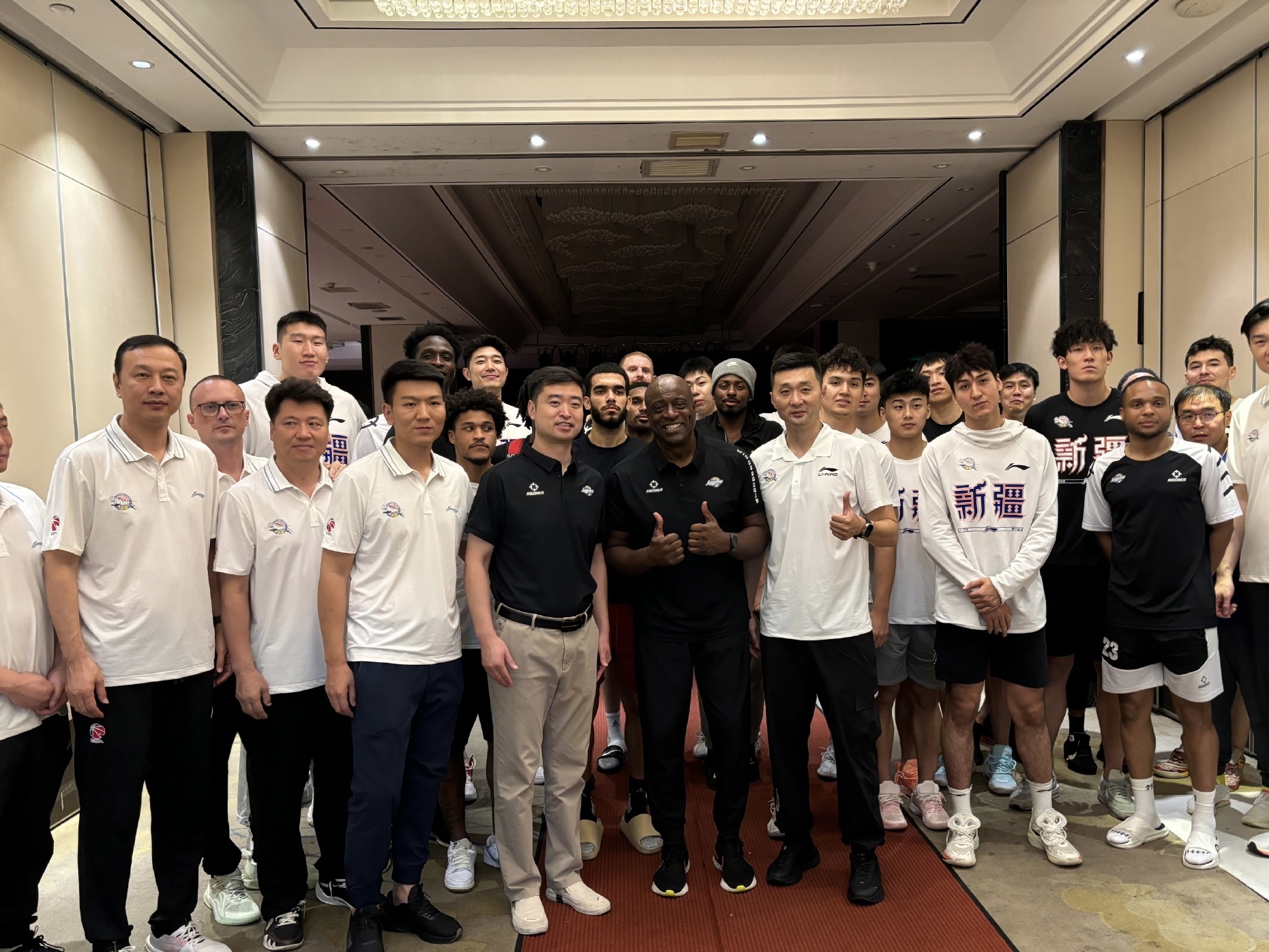 新疆队轻松战胜对手,全队精神饱满 新疆队轻松战胜对手,全队精神饱满