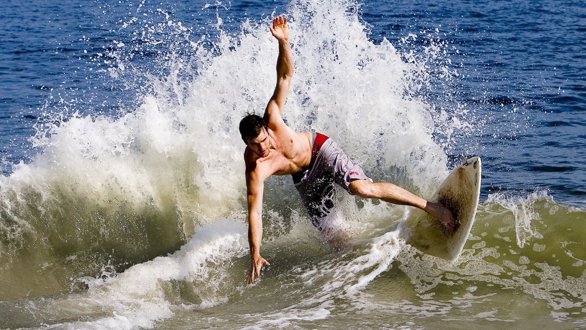 绿茵启示录，当欧冠决赛的镜子，照见深圳队被黄蜂收割的宿命